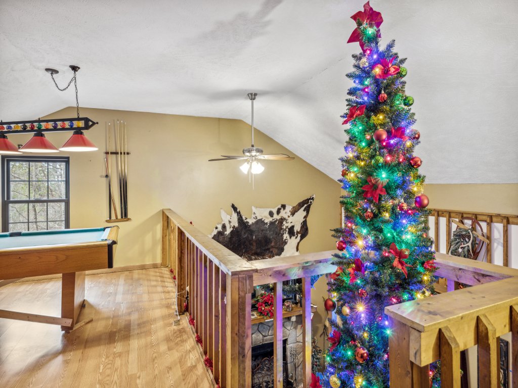 Bearfootin' Vacation Rental in Sevierville - RedAwning