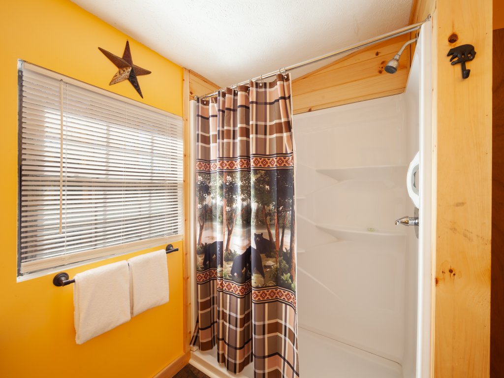 Bearfootin' Vacation Rental in Sevierville - RedAwning