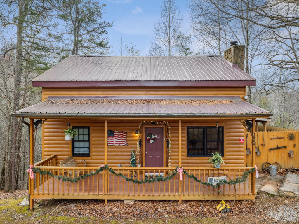Bearfootin' Vacation Rental in Sevierville - RedAwning