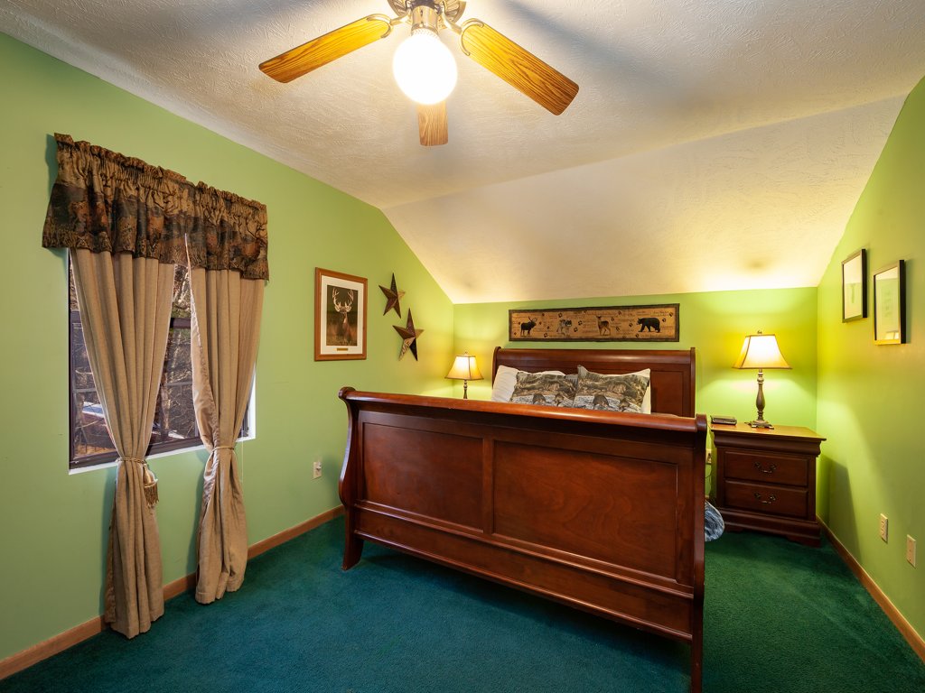 Bearfootin' Vacation Rental in Sevierville - RedAwning