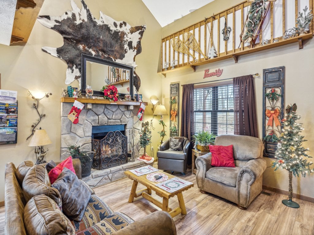 Bearfootin' Vacation Rental in Sevierville - RedAwning