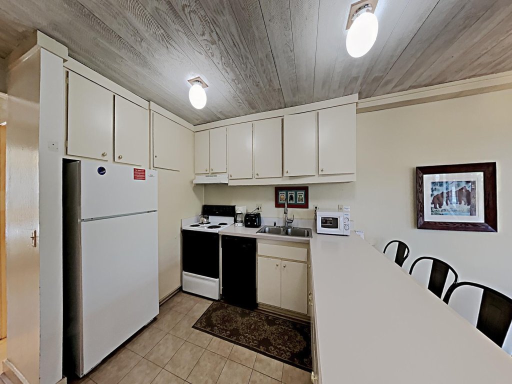 Spacious Condo Great For Friends & Families - Onsite Ski and Snowboard Rentals (Unit 571 at 1849) Vacation Rental in Mammoth Lakes - RedAwning