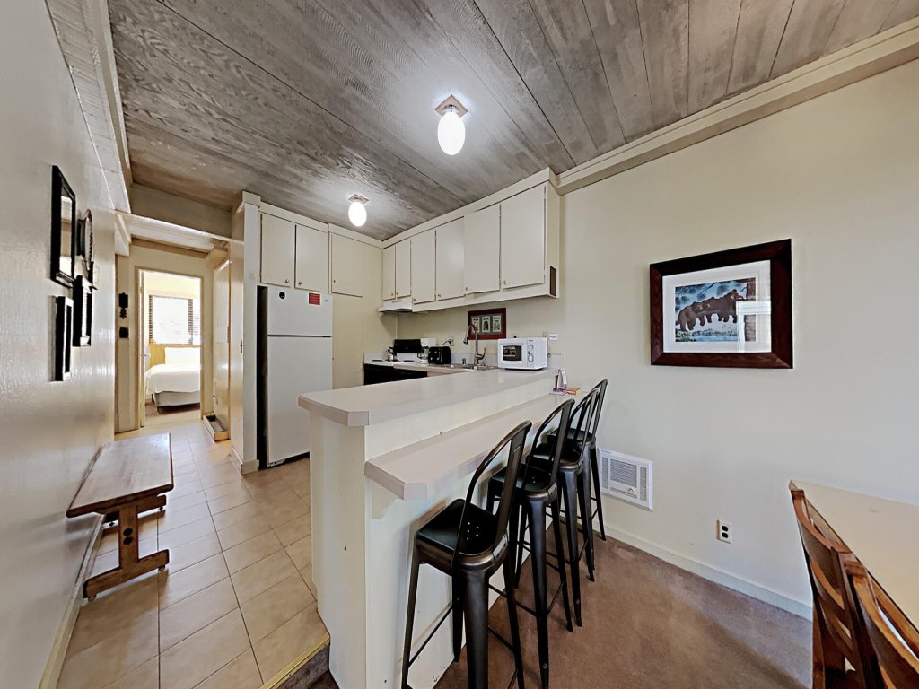 Spacious Condo Great For Friends & Families - Onsite Ski and Snowboard Rentals (Unit 571 at 1849) Vacation Rental in Mammoth Lakes - RedAwning