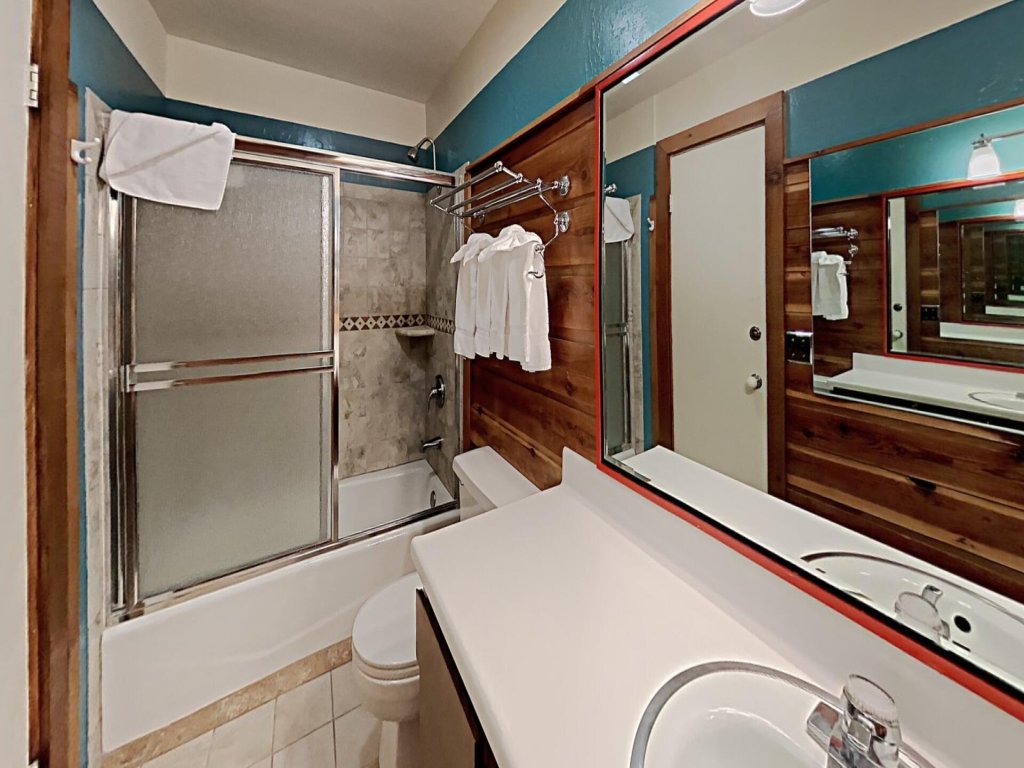Comfortable 4 Bdrm Condo with Easy Access to Mammoth Mountain, lifts, and the Village Gondola (Unit 632 at 1849) Vacation Rental in Mammoth Lakes - RedAwning