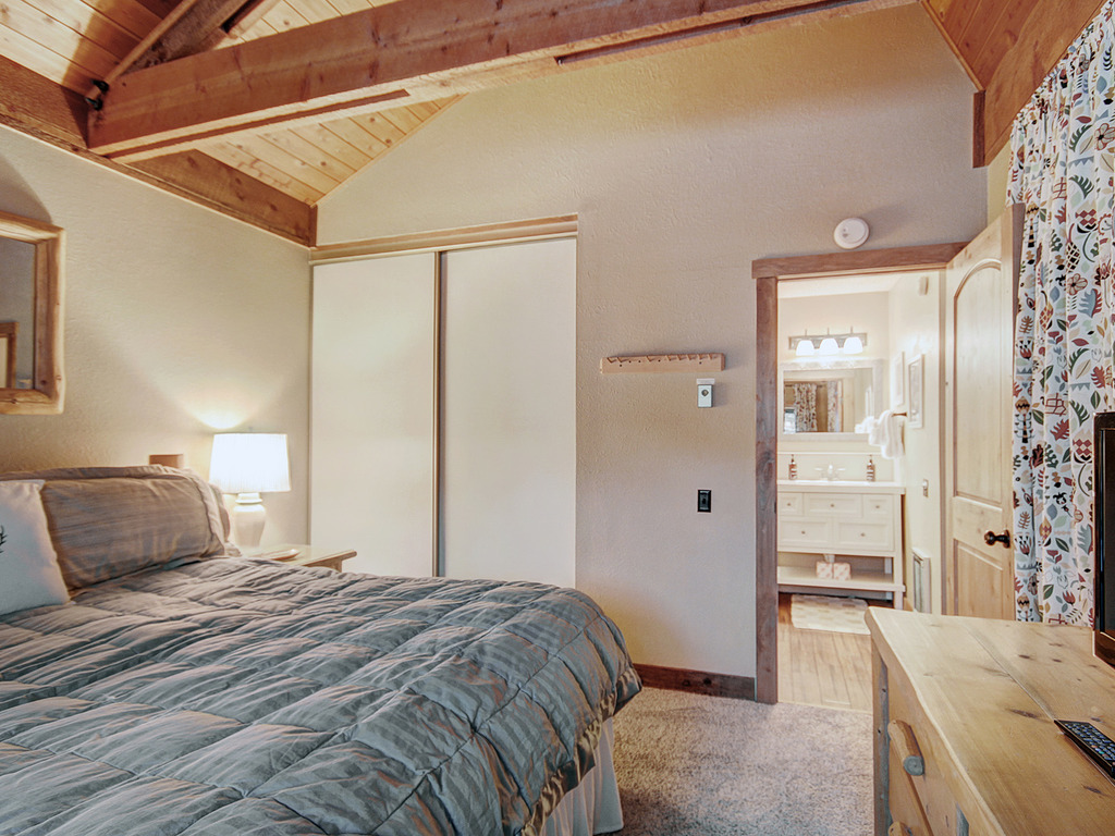 Beautiful Dog Friendly Ski Chalet A Minute to SuperBee Lift - AN203 Vacation Rental in Copper Mountain - RedAwning