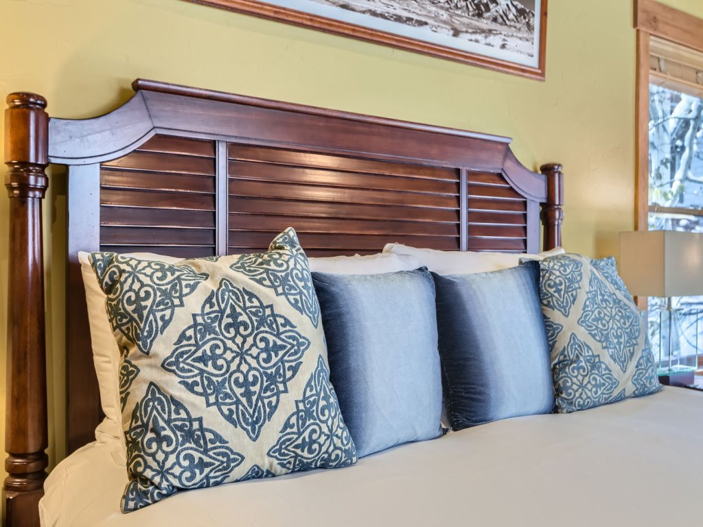 Luxury Old Town Retreat with Hot Tub Walk Everywhere 145 Vacation Rental in Park City - RedAwning