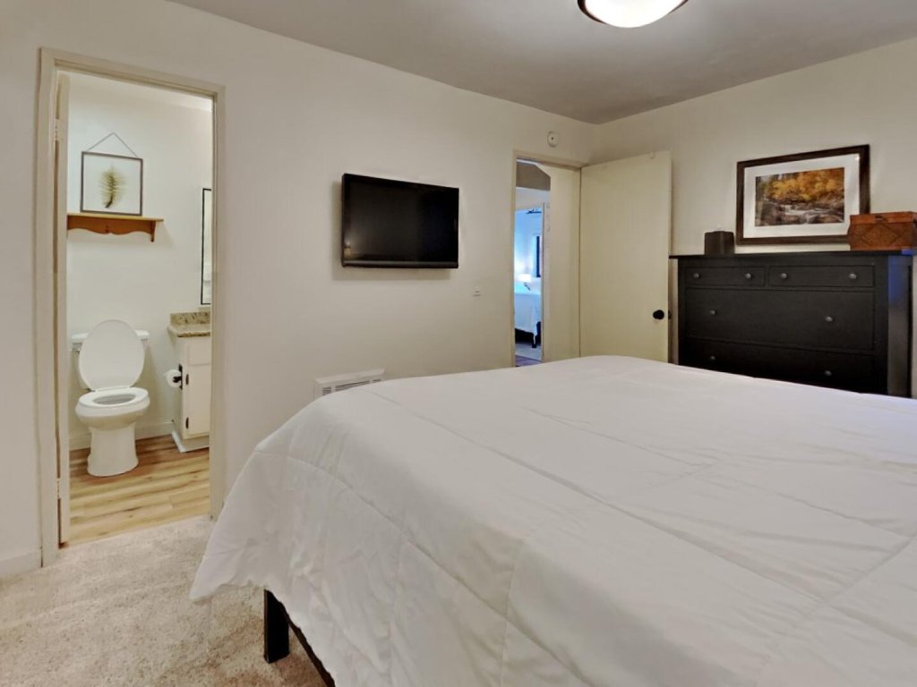Remodeled 2 Bedroom Condo with Easy Access to Ski Adventure! (Unit 514 at 1849) Vacation Rental in Mammoth Lakes - RedAwning
