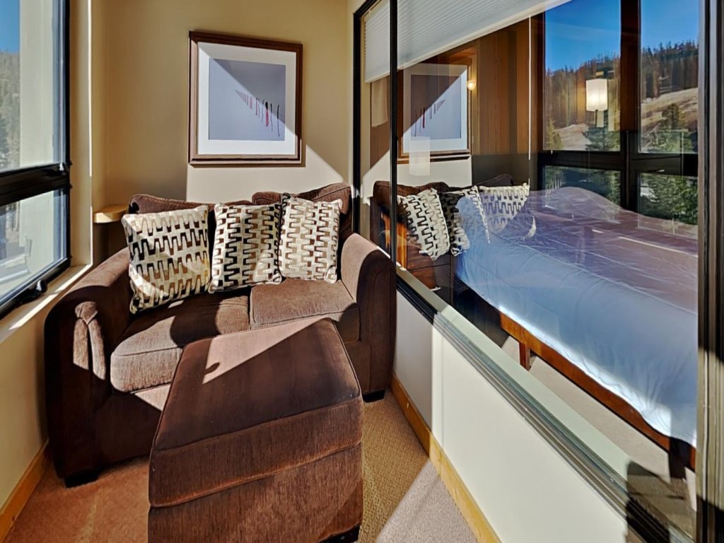 Beautifully Remodeled 2 Bed 2 Bath Condo with Mountain View! Great Location, Close to Slopes! (Unit 302 at 1849) Vacation Rental in Mammoth Lakes - RedAwning