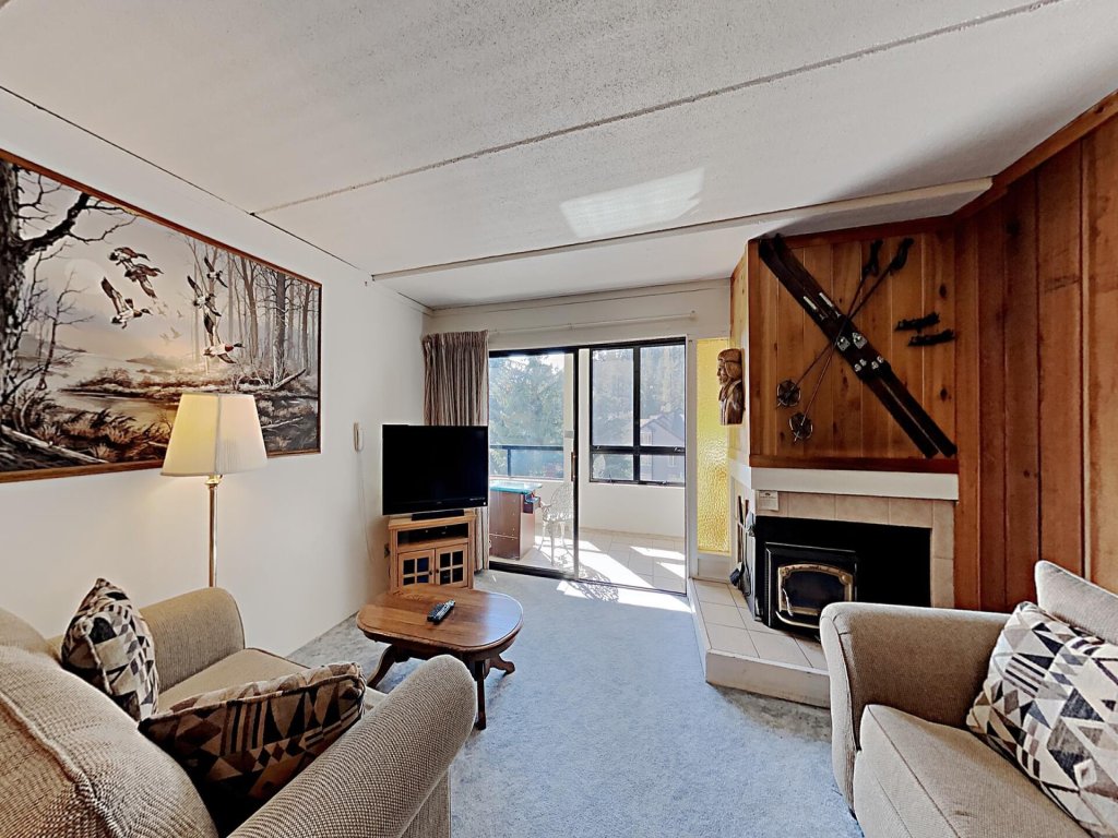 Great 2 Bedroom Condo with Amazing Views! Access to 3 Hot Tubs and Pool! (Unit 307 at 1849) Vacation Rental in Mammoth Lakes - RedAwning