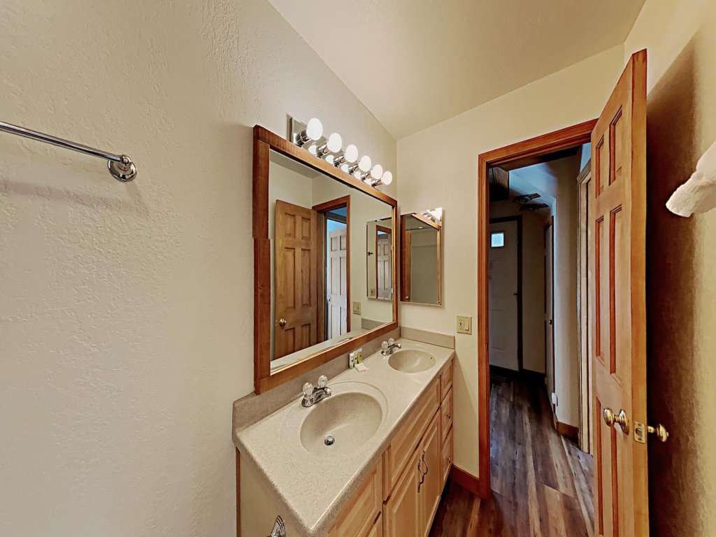 Nicely Remodeled 2 Bedroom Condo in Mammoth! Easy access to 3 Hot Tubs &  Pool! (Unit 572 at 1849) Vacation Rental in Mammoth Lakes - RedAwning