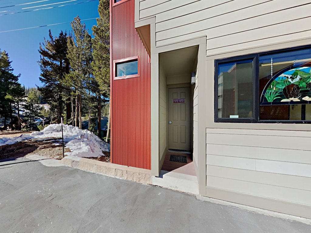 Nicely Remodeled 2 Bedroom Condo in Mammoth! Easy access to 3 Hot Tubs &  Pool! (Unit 572 at 1849) Vacation Rental in Mammoth Lakes - RedAwning