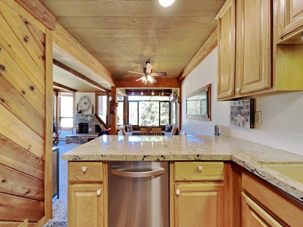 Nicely Remodeled 2 Bedroom Condo in Mammoth! Easy access to 3 Hot Tubs &  Pool! (Unit 572 at 1849) Vacation Rental in Mammoth Lakes - RedAwning