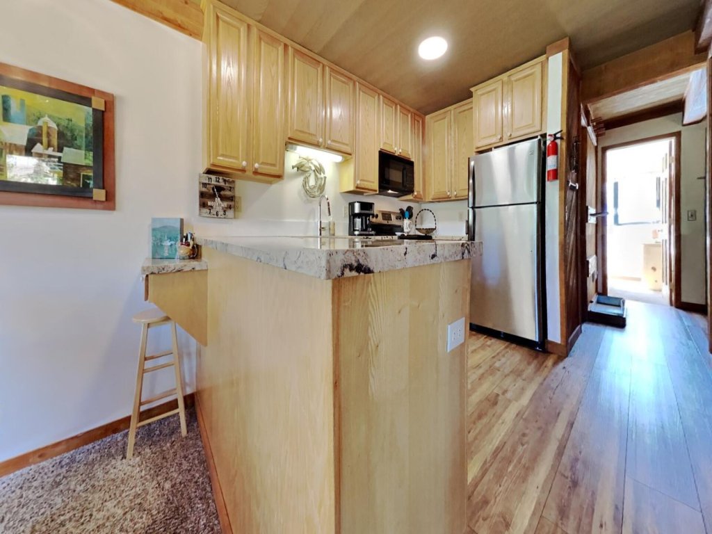 Nicely Remodeled 2 Bedroom Condo in Mammoth! Easy access to 3 Hot Tubs &  Pool! (Unit 572 at 1849) Vacation Rental in Mammoth Lakes - RedAwning
