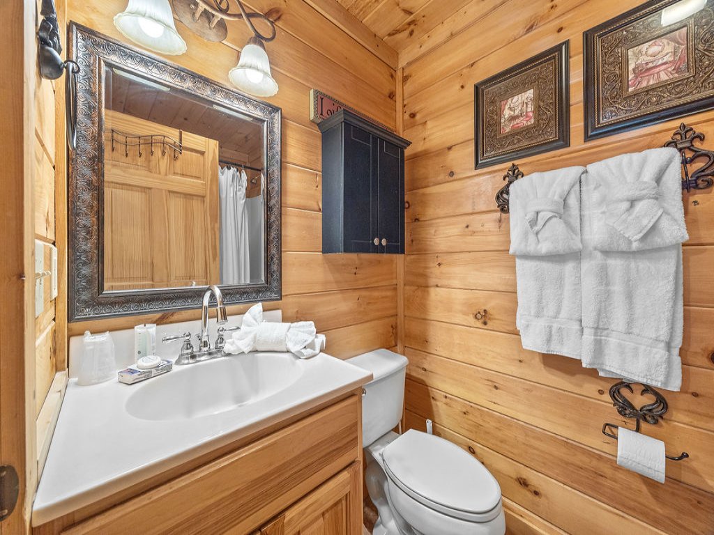 Deluxe Mountain Cabin in Bear Creek Crossing Resort Vacation Rental in Sevierville - RedAwning