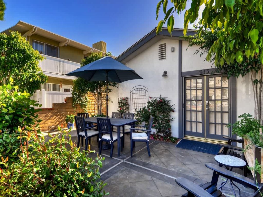 313 E bay A & B | Balboa Cottage w/ Bay Views from Deck Vacation Rental in Newport Beach - RedAwning