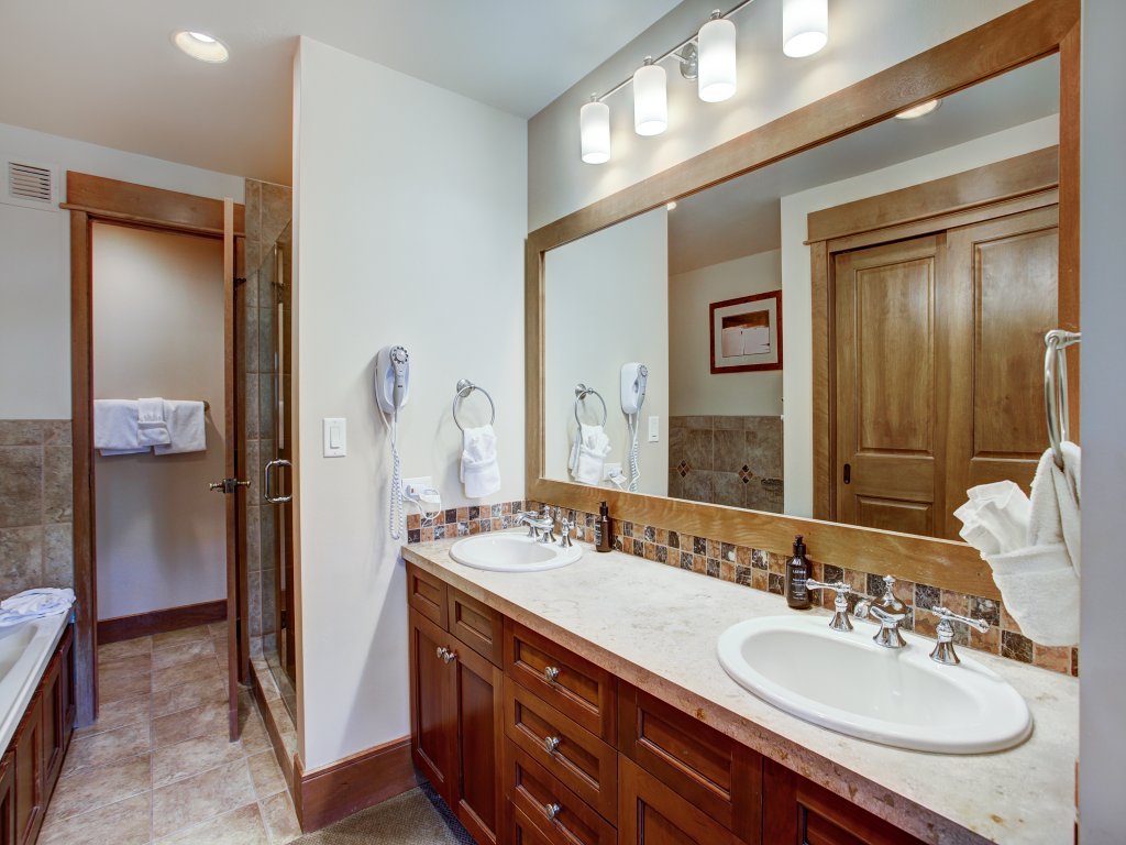 1Br Ski-in/Ski-out~On Mountain~Lone Eagle 3031~Kids Ski Free Vacation Rental in Keystone - RedAwning