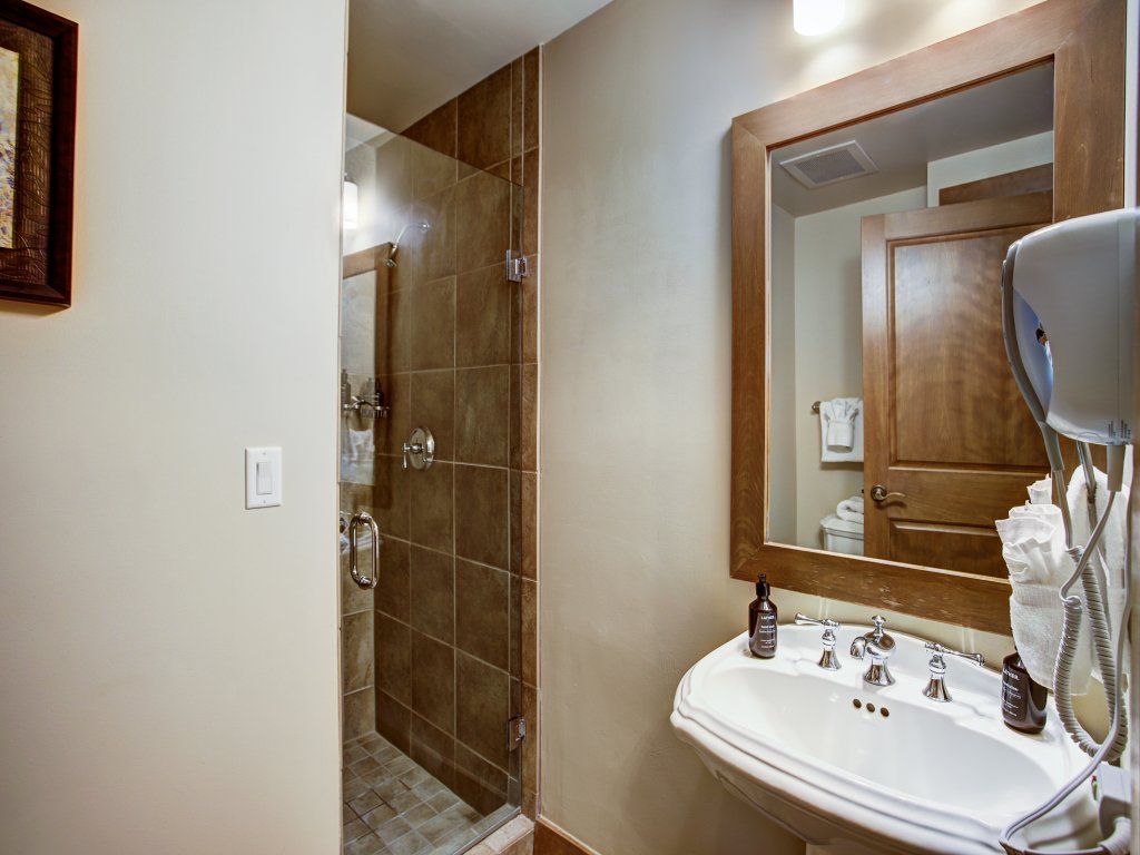 1Br Ski-in/Ski-out~On Mountain~Lone Eagle 3031~Kids Ski Free Vacation Rental in Keystone - RedAwning