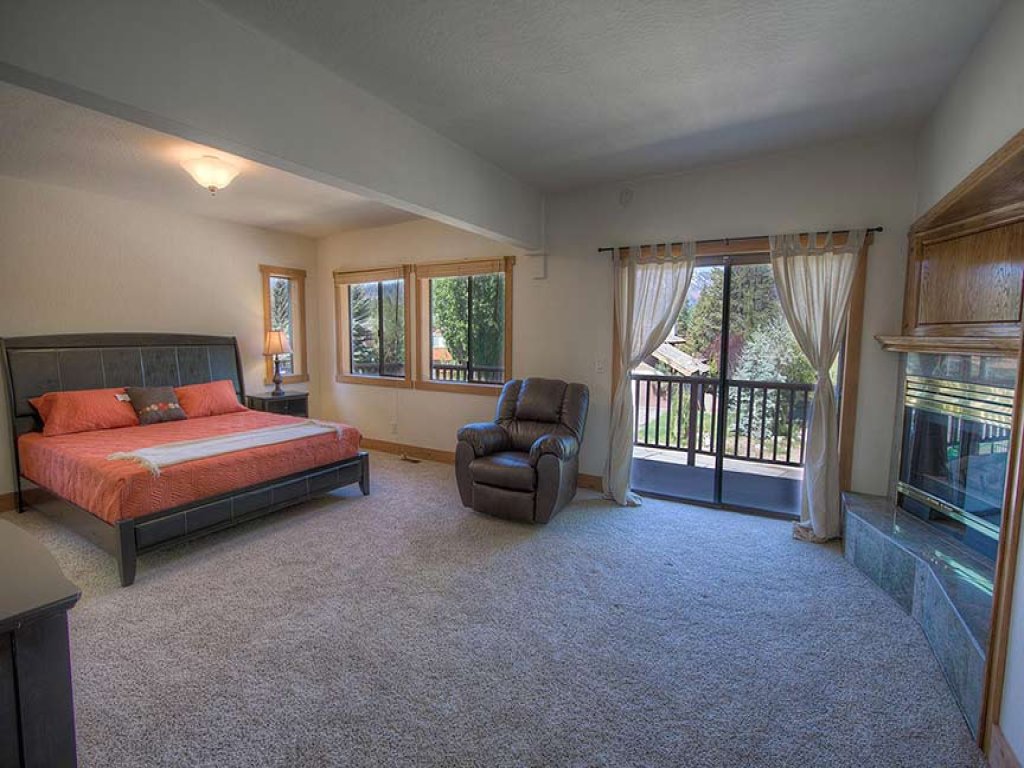 569 Lucerne Way Vacation Rental in California - RedAwning