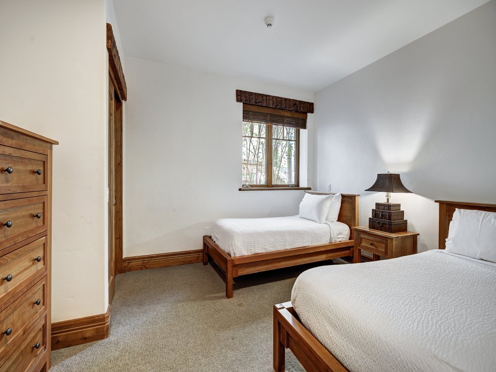 5BR Alpine Luxury Home with Private Hot Tub Save 20% on 7+ Nights! Vacation Rental in Vail - RedAwning