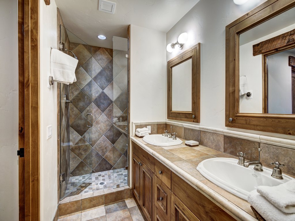 5BR Alpine Luxury Home with Private Hot Tub Save 20% on 7+ Nights! Vacation Rental in Vail - RedAwning