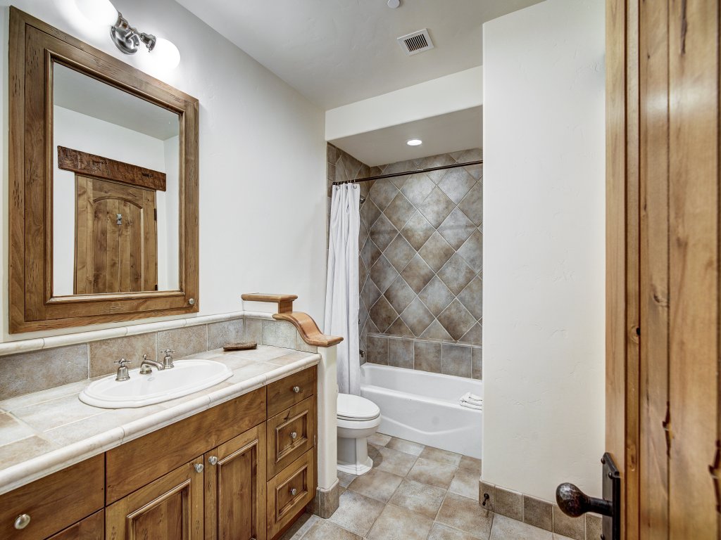 5BR Alpine Luxury Home with Private Hot Tub Save 20% on 7+ Nights! Vacation Rental in Vail - RedAwning