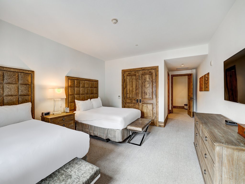 Arrabelle Luxury Mountain View 4 BR Condo- Close To The Mountain Save 20% on 7+ Nights! Vacation Rental in Vail - RedAwning