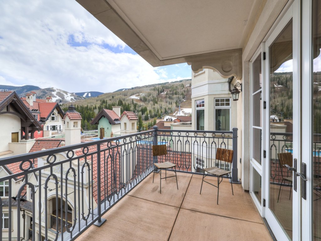 Arrabelle Luxury Mountain View 4 BR Condo- Close To The Mountain Save 20% on 7+ Nights! Vacation Rental in Vail - RedAwning