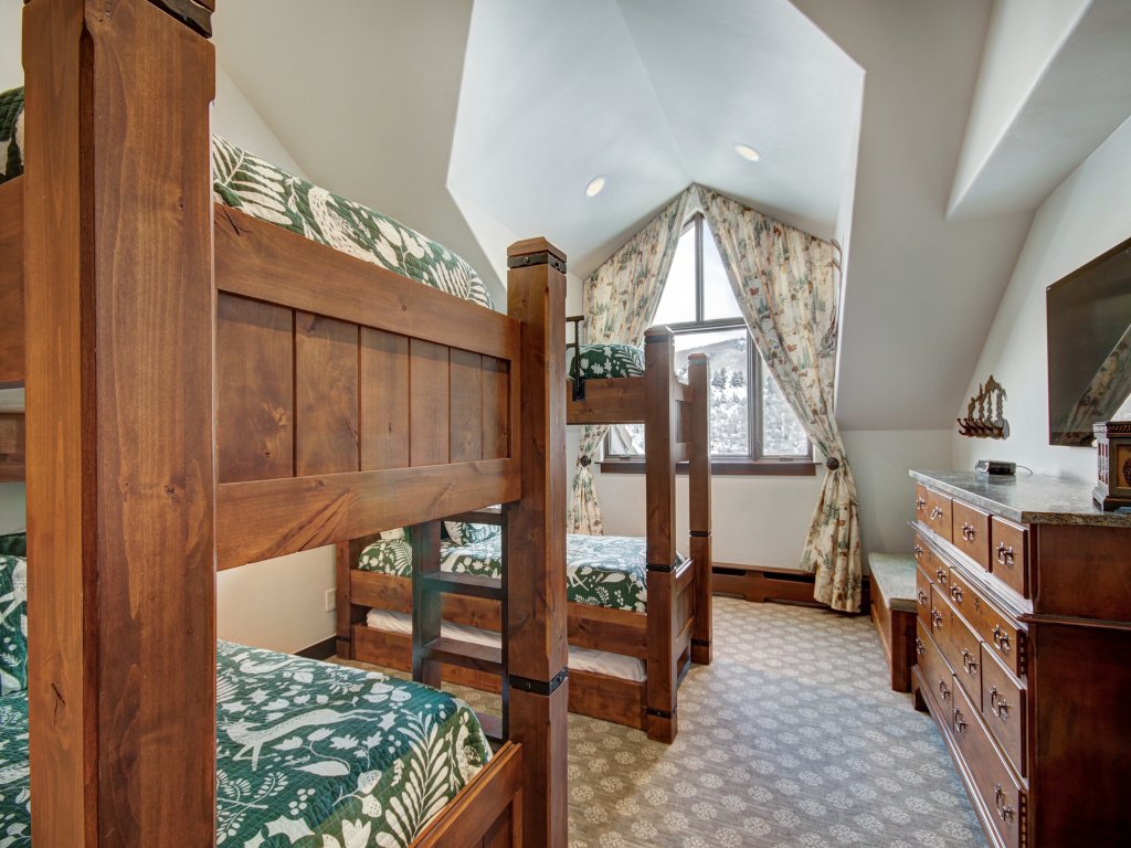Luxury Ski-in 3 Br Penthouse Inside Pines Lodge, Sleeps 10! Vacation Rental in Beaver Creek - RedAwning
