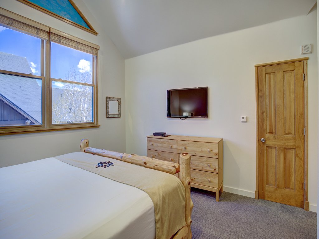 3Br Condo In River Run Village Sleeps Up To 8. Kids ski free Vacation Rental in Keystone - RedAwning