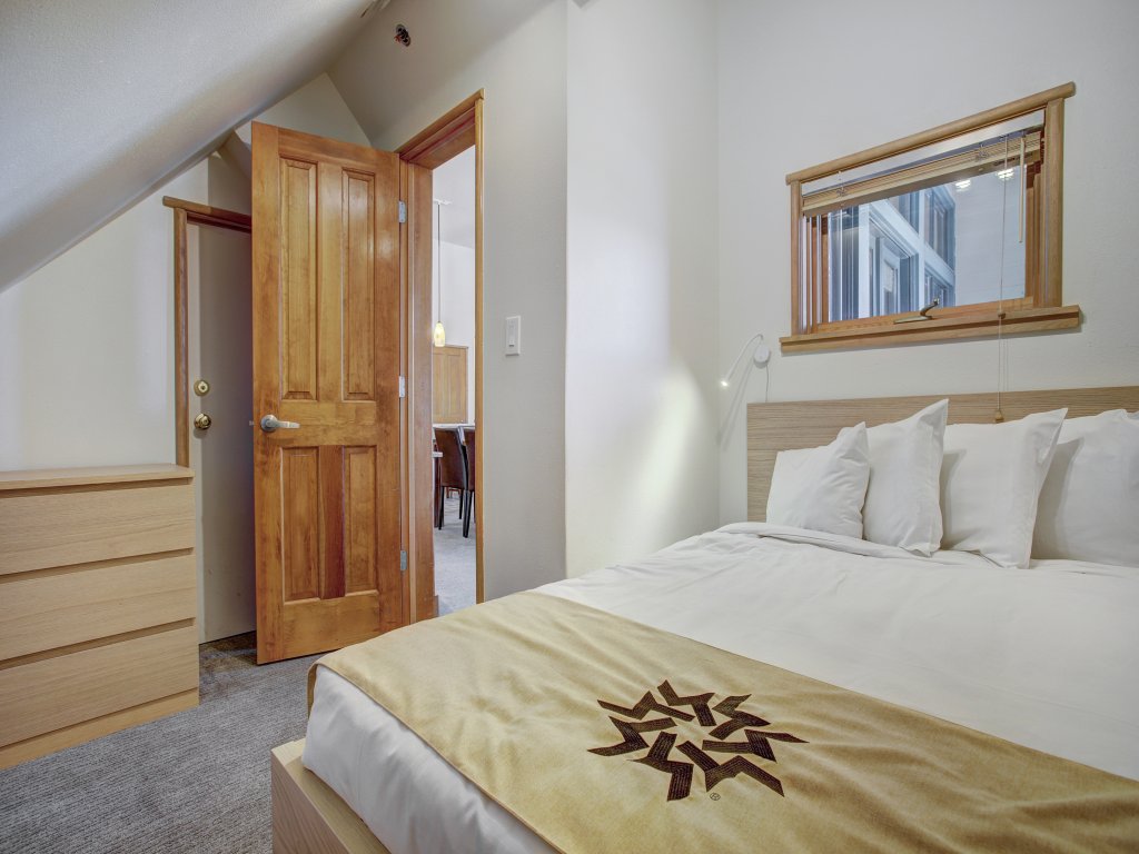3Br Condo In River Run Village Sleeps Up To 8. Kids ski free Vacation Rental in Keystone - RedAwning