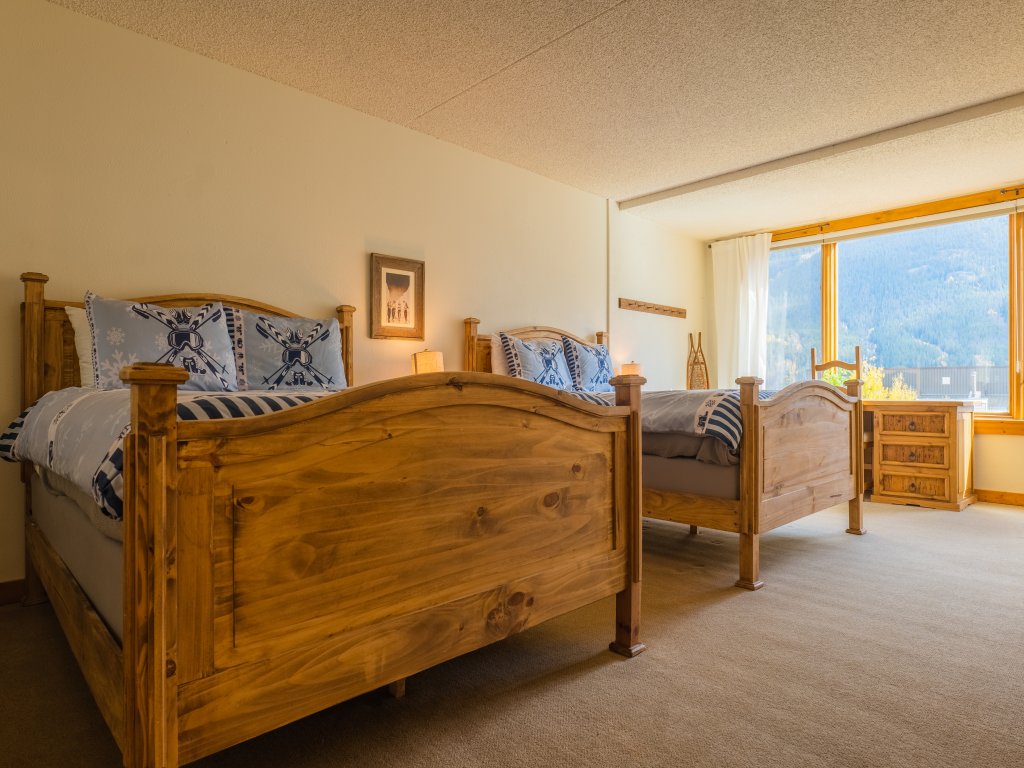 Comfortable Cozy Condo - Short Walk to American Eagle Lift - SH402 Vacation Rental in Copper Mountain - RedAwning