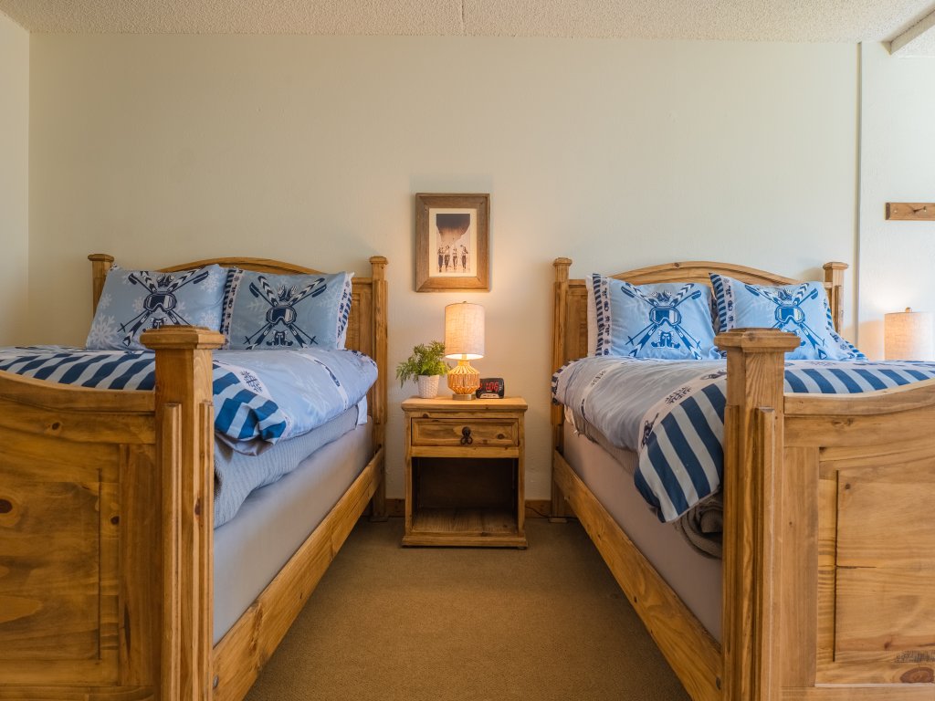 Comfortable Cozy Condo - Short Walk to American Eagle Lift - SH402 Vacation Rental in Copper Mountain - RedAwning
