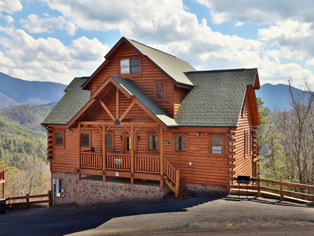 Spacious Mountain Lodge with Deluxe Amenities Vacation Rental in Sevierville - RedAwning