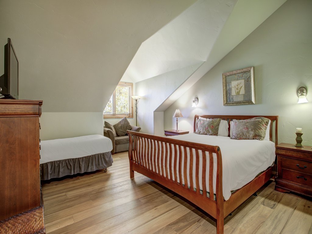 Cozy & Central Arrowhead Village 3BR Townhome-Sleeps 6 Vacation Rental in Edwards - RedAwning