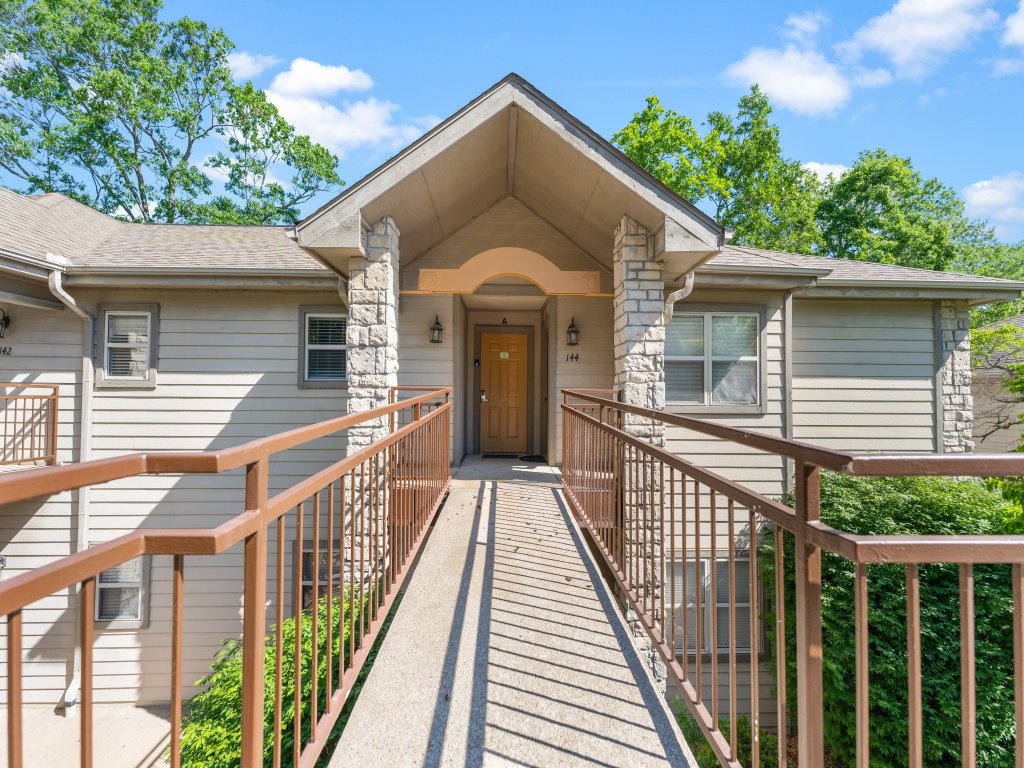 SB144 -Heavenly Hideaway Vacation Rental in Branson West - RedAwning