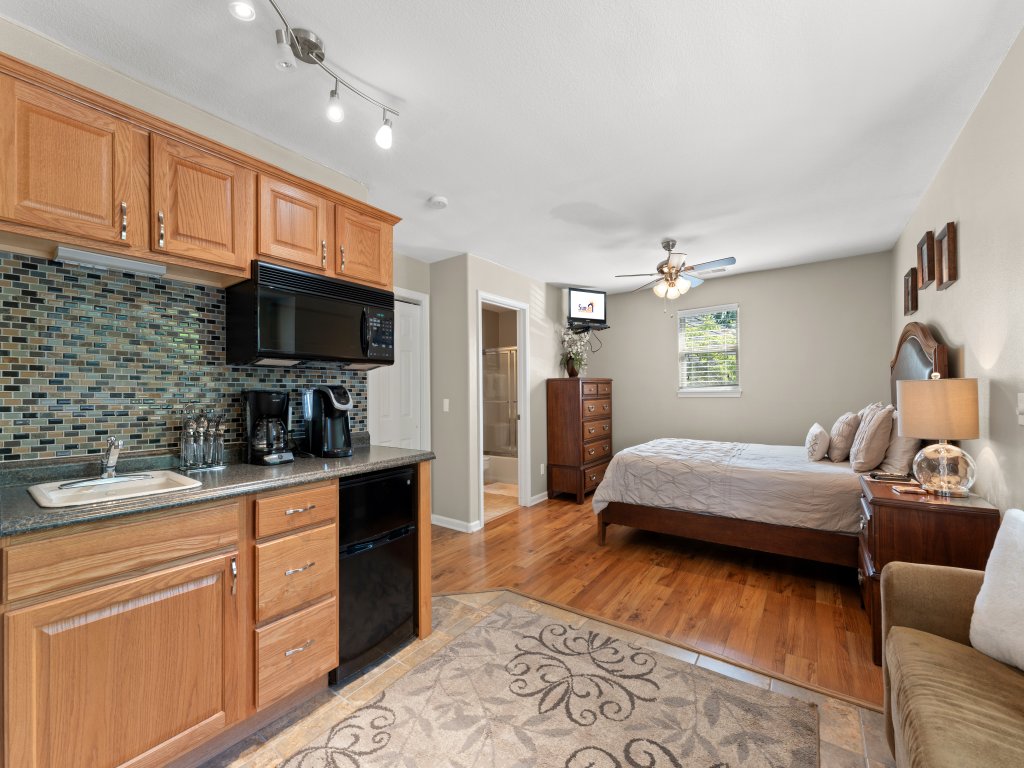 SB144 -Heavenly Hideaway Vacation Rental in Branson West - RedAwning