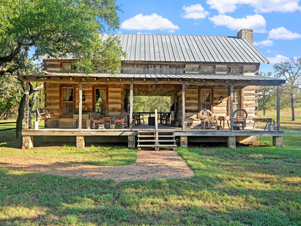 AB Butler's Dog Trot - Cumberland River Suite Vacation Rental in Fredericksburg - RedAwning