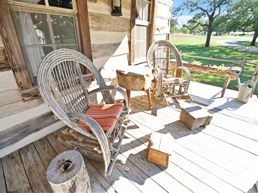 AB Butler's Dog Trot - Cumberland River Suite Vacation Rental in Fredericksburg - RedAwning