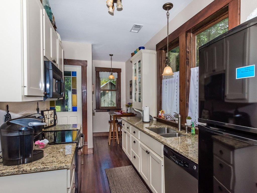 Mistletoe House Vacation Rental in Fredericksburg - RedAwning
