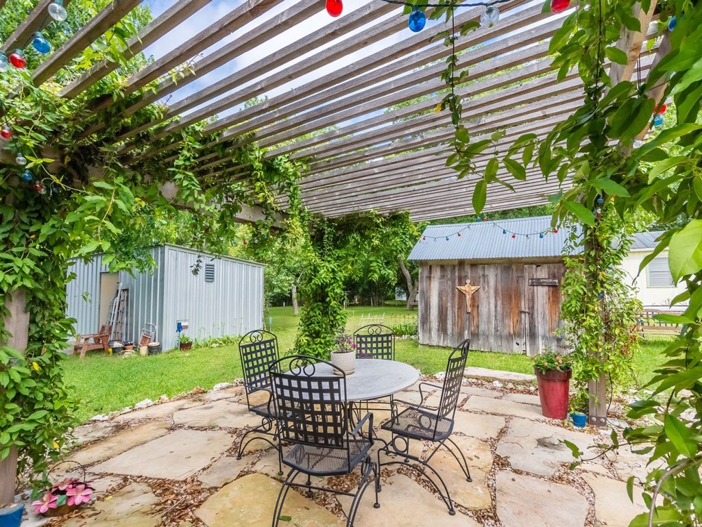 Mistletoe House Vacation Rental in Fredericksburg - RedAwning