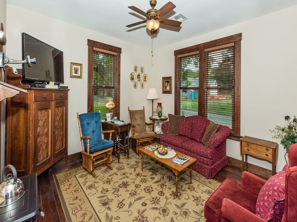 Mistletoe House Vacation Rental in Fredericksburg - RedAwning