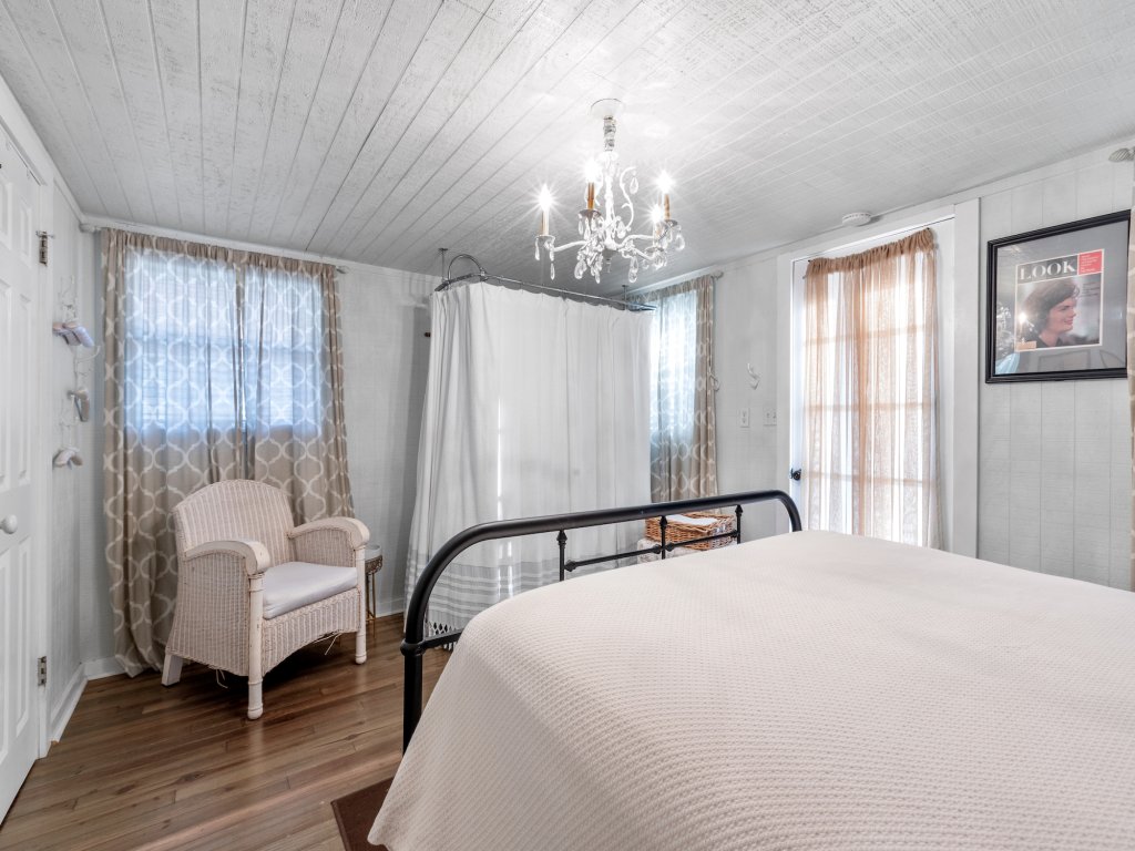 Serendipity Cottage Vacation Rental in Fredericksburg - RedAwning