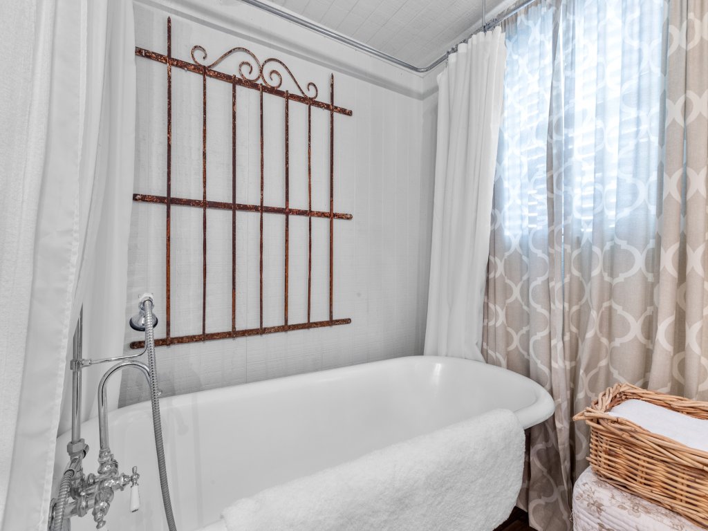 Serendipity Cottage Vacation Rental in Fredericksburg - RedAwning