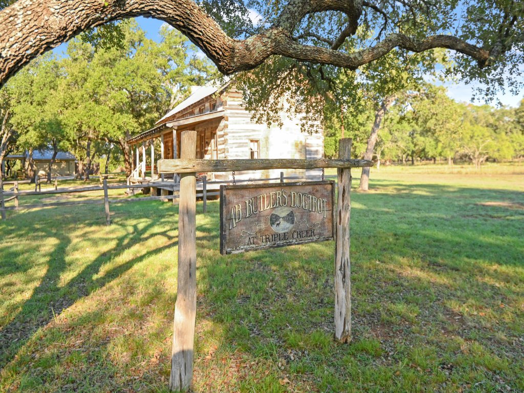 AB Butlers Dog Trot - Marshall Creek Suite Vacation Rental in Fredericksburg - RedAwning
