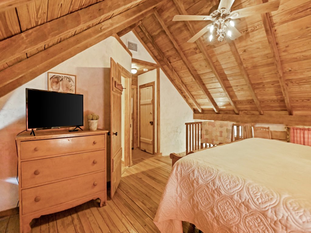 AB Butlers Dog Trot - Marshall Creek Suite Vacation Rental in Fredericksburg - RedAwning