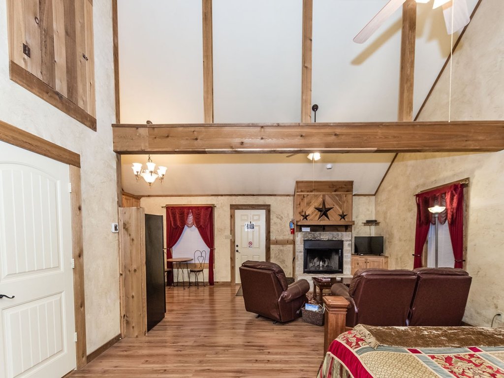 Appian Way Avalon Cottage Vacation Rental in Fredericksburg - RedAwning