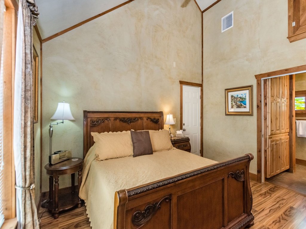 Appian Way Oliva Cottage Vacation Rental in Fredericksburg - RedAwning