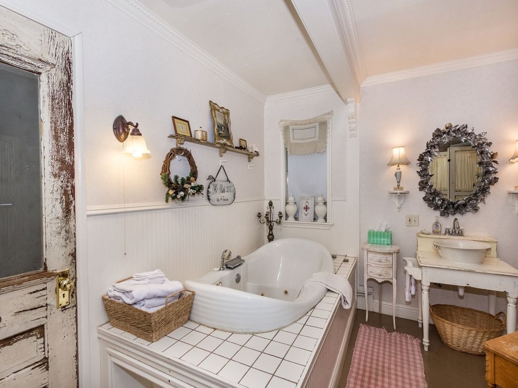 Binky's Summer Afternoon Vacation Rental in Fredericksburg - RedAwning