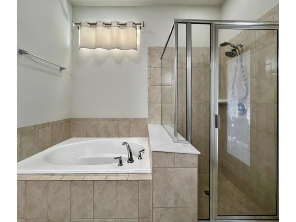 Beautifully Updated Near All The Action! Gated Vacation Rental in Kissimmee - RedAwning