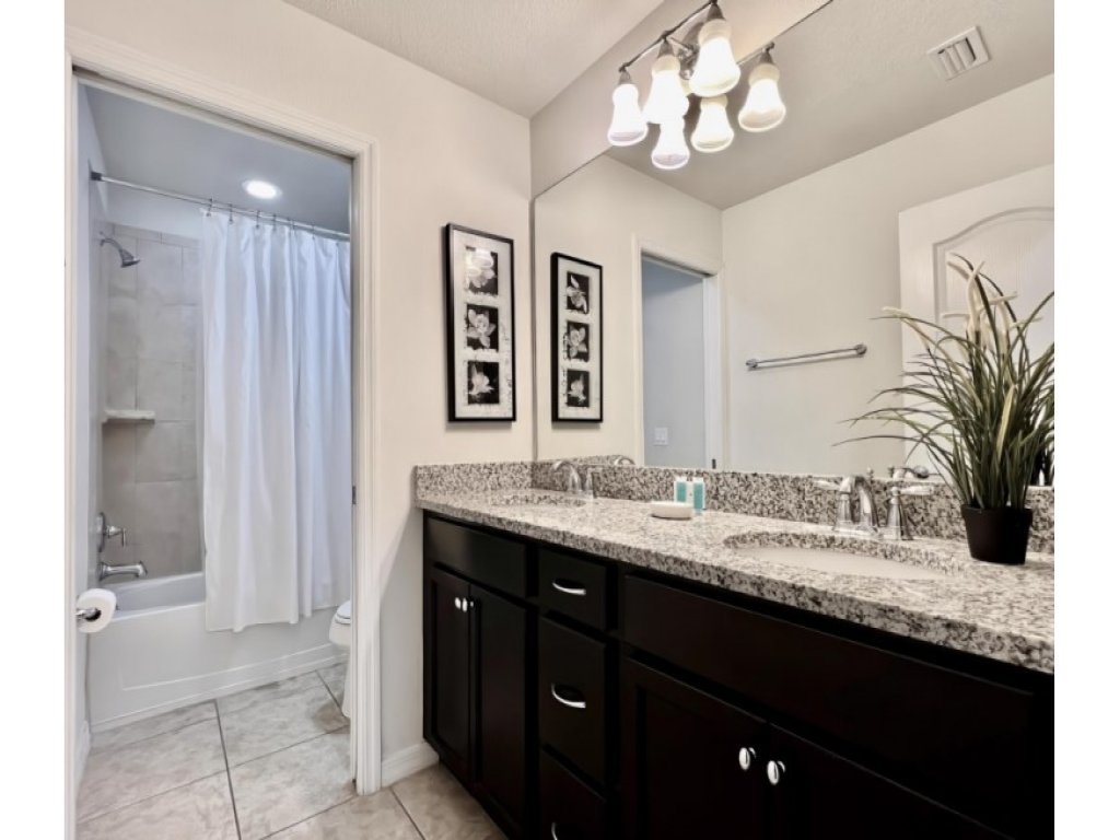 Beautifully Updated Near All The Action! Gated Vacation Rental in Kissimmee - RedAwning